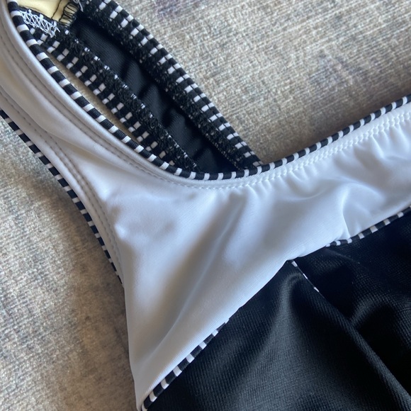 Miraclesuit- Touche One Piece in Colorblock - Picture 4 of 10